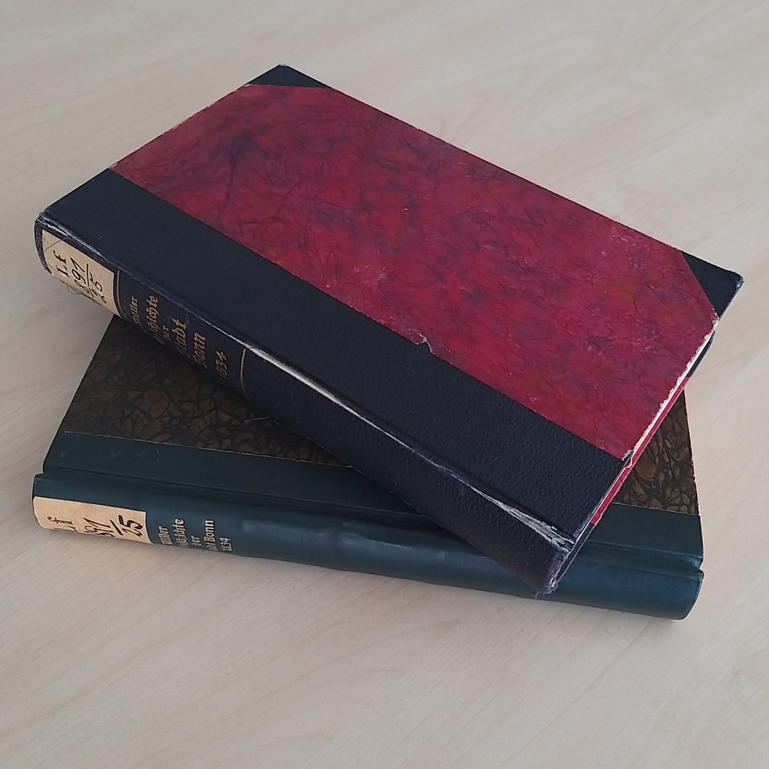 Die beiden Exemplare von Caspar Anton Müllers Buch „Geschichte der Stadt Bonn“ (1834)